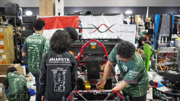 Tim Anargya ITS ketika mempersiapkan mobil andalannya Mark 6.0 sebelum perlombaan dimulai. Foto: Humas ITS Tim Anargya ITS ketika mempersiapkan mobil andalannya Mark 6.0 sebelum perlombaan dimulai. Foto: Humas ITS