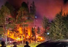 Dana Desa 206 Kampung Dipersoalkan, Sejumlah Kantor Pemerintah di Puncak Papua Tengah Dibakar Massa Kobaran Api Membakar Salah Satu Kantor Pemerintah di Kabupaten Puncak, Papua Tengah. Foto: Istimewa