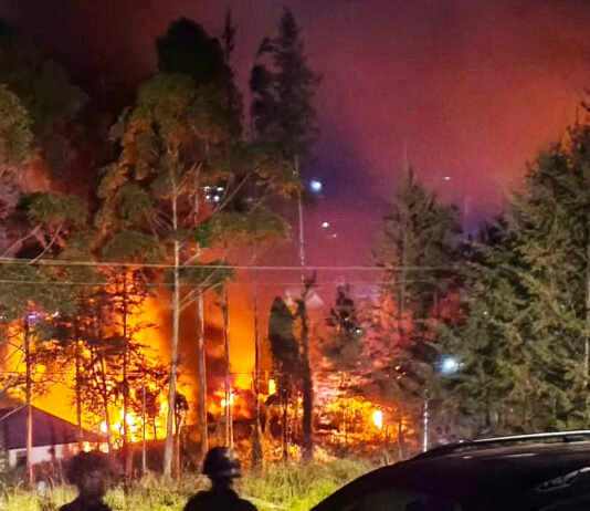 Dana Desa 206 Kampung Dipersoalkan, Sejumlah Kantor Pemerintah di Puncak Papua Tengah Dibakar Massa Kobaran Api Membakar Salah Satu Kantor Pemerintah di Kabupaten Puncak, Papua Tengah. Foto: Istimewa