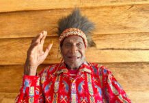 Penembakan Warga Sipil di Jayawijaya Dikecam Kepala Suku Kamoro: Papua Harus Tetap Damai Kepala Suku Besar Kamoro Timotius Samin saat menyampaikan pernyataan terkait keamanan di Papua. (Dok. Satgas Humas Operasi Damai Cartenz)