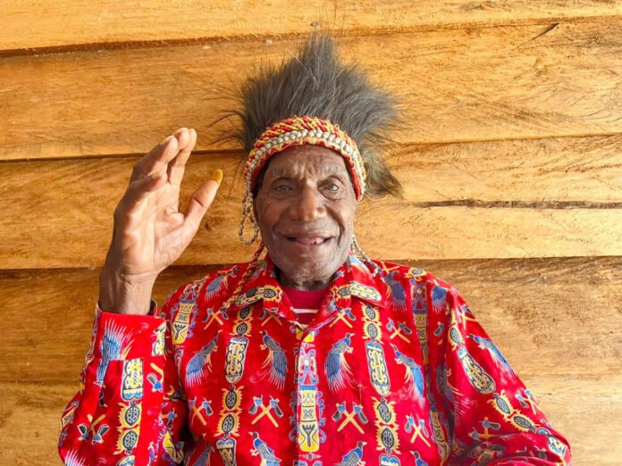 Kepala Suku Besar Kamoro Timotius Samin saat menyampaikan pernyataan terkait keamanan di Papua. (Dok. Satgas Humas Operasi Damai Cartenz) Kepala Suku Besar Kamoro Timotius Samin saat menyampaikan pernyataan terkait keamanan di Papua. (Dok. Satgas Humas Operasi Damai Cartenz)