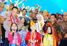 Di Depan Kapolri, Tiga Anak Gambarkan Polisi: Bukan untuk Ditakuti, tapi Menolong dan Melindungi Kapolri Jenderal Polisi Listyo Sigit Prabowo berdialog dengan anak-anak dalam kegiatan di Jakarta, Selasa (11/8/2026). (Dok. Polri)