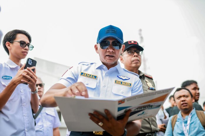 Wakil Wali Kota Bogor Jenal Mutaqin melakukan inspeksi di Jalan Mayor Oking, Bogor. (Dok. Pemkot Bogor) Wakil Wali Kota Bogor Jenal Mutaqin melakukan inspeksi di Jalan Mayor Oking, Bogor. (Dok. Pemkot Bogor)