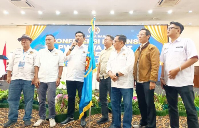 Tantan Sulthon Bukhawan bersama pengurus dan peserta Konferprov PWI Jawa Barat 2026 di Bandung. Foto: PWI Tantan Sulthon Bukhawan bersama pengurus dan peserta Konferprov PWI Jawa Barat 2026 di Bandung. Foto: PWI