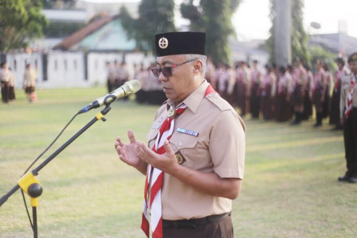 Denny Mulyadi memimpin ziarah pahlawan dan tokoh Pramuka di TMP Dreded Kota Bogor. Foto: Pemkot Bogor Denny Mulyadi memimpin ziarah pahlawan dan tokoh Pramuka di TMP Dreded Kota Bogor. Foto: Pemkot Bogor