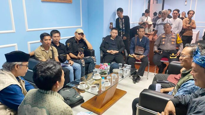 Pedagang tanaman hias Jalan Semeru menyampaikan aspirasi terkait rencana pengosongan lokasi usaha kepada DPRD Kota Bogor. Foto: Harnas.id Pedagang tanaman hias Jalan Semeru menyampaikan aspirasi terkait rencana pengosongan lokasi usaha kepada DPRD Kota Bogor. Foto: Harnas.id