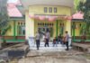 Kasus Pembunuhan Belum Terungkap, Pemuda Banemo Palang Kantor Camat Patani Barat Pemuda Desa Banemo melakukan aksi pemalangan di depan Kantor Camat Patani Barat, Maluku Utara. Foto: Polri