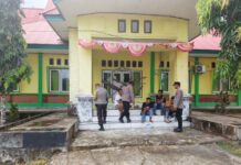 Kasus Pembunuhan Belum Terungkap, Pemuda Banemo Palang Kantor Camat Patani Barat Pemuda Desa Banemo melakukan aksi pemalangan di depan Kantor Camat Patani Barat, Maluku Utara. Foto: Polri