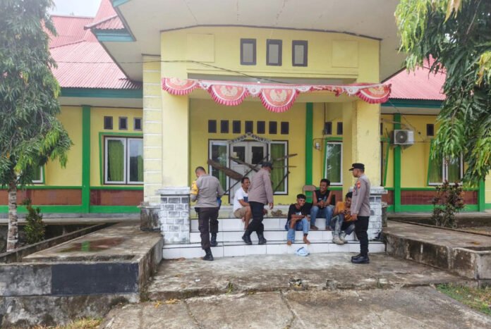 Pemuda Desa Banemo melakukan aksi pemalangan di depan Kantor Camat Patani Barat, Maluku Utara. Foto: Polri Pemuda Desa Banemo melakukan aksi pemalangan di depan Kantor Camat Patani Barat, Maluku Utara. Foto: Polri