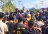 Usai Pemakaman Nur Itam Yasin, Warga Sanolo Blokir Jalan Bima-Sumbawa Tuntut Sopir Ditangkap Warga Desa Sanolo memblokir Jalan Lintas Bima-Sumbawa usai pemakaman korban kecelakaan lalu lintas. Foto: Polri