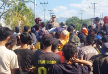 Usai Pemakaman Nur Itam Yasin, Warga Sanolo Blokir Jalan Bima-Sumbawa Tuntut Sopir Ditangkap Warga Desa Sanolo memblokir Jalan Lintas Bima-Sumbawa usai pemakaman korban kecelakaan lalu lintas. Foto: Polri