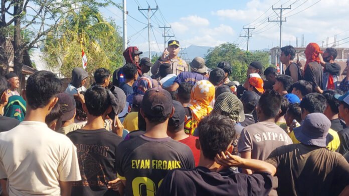 Warga Desa Sanolo memblokir Jalan Lintas Bima-Sumbawa usai pemakaman korban kecelakaan lalu lintas. Foto: Polri