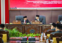 Dedie-Jenal Simak Pidato Prabowo dari Gedung DPRD Kota Bogor, Ini yang Disampaikan Dedie Rachim dan Jenal Mutaqin mengikuti pidato kenegaraan Presiden Prabowo Subianto dari Ruang Paripurna Gedung DPRD Kota Bogor. Pemkot Bogor