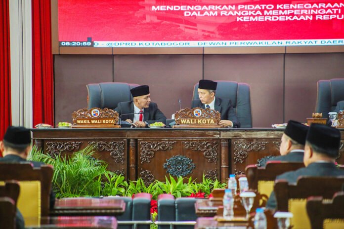 Dedie Rachim dan Jenal Mutaqin mengikuti pidato kenegaraan Presiden Prabowo Subianto dari Ruang Paripurna Gedung DPRD Kota Bogor. Pemkot Bogor