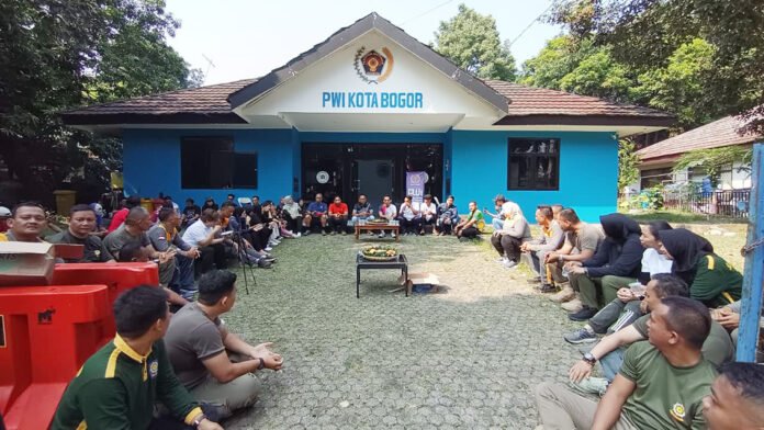 Satpol PP Kota Bogor menyiapkan salah satu RW di Kelurahan Cilendek sebagai percontohan Kampung Trantibum. Foto: Harnas.id Satpol PP Kota Bogor menyiapkan salah satu RW di Kelurahan Cilendek sebagai percontohan Kampung Trantibum. Foto: Harnas.id