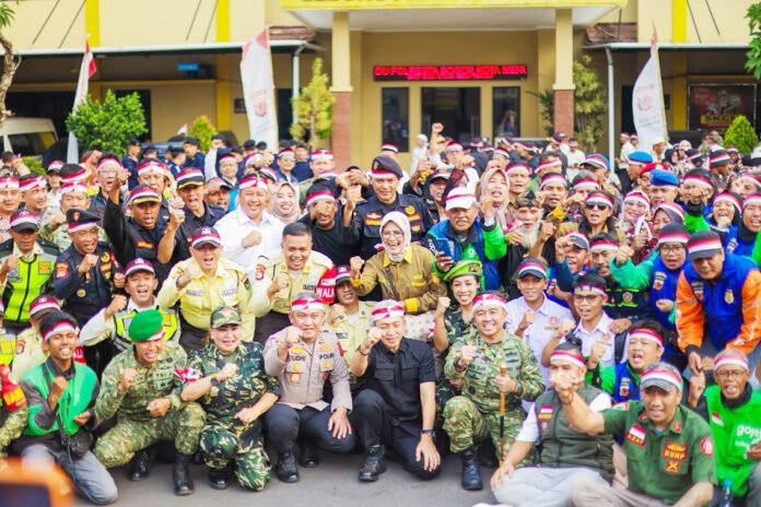 Pemkot Bogor bersama Forkopimda dan masyarakat mengikuti Apel Kebangsaan Jaga Rawat Jawa Barat di Mapolresta Bogor Kota. Foto: Pemkot Bogor