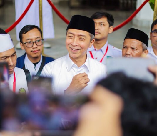Forum Masyarakat Peduli Bogor Temui Dedie, Bahas Aturan Pencegahan Perilaku Penyimpangan Wali Kota Bogor Dedie A. Rachim berdialog dengan Forum Masyarakat Peduli Bogor di Balai Kota Bogor. Foto: Pemkot Bogor