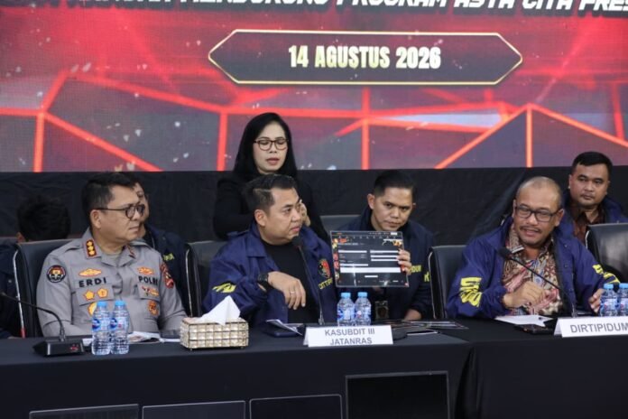 Bareskrim Polri mengungkap jaringan judi online internasional yang terhubung dengan Kamboja dalam konferensi pers di Jakarta, Jumat (14/8/2026). Foto: Harnas.id