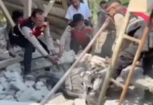 Polri Turunkan Personel ke NTT, Evakuasi Korban Gempa dan Dirikan Posko Darurat Personel Polri membantu penanganan masyarakat terdampak gempa bumi di wilayah Nusa Tenggara Timur. Foto: Harnas.id