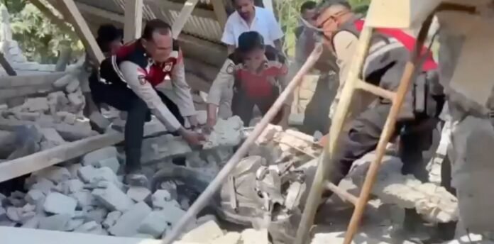 Gempa Bumi Personel Polri membantu penanganan masyarakat terdampak gempa bumi di wilayah Nusa Tenggara Timur. Foto: Harnas.id