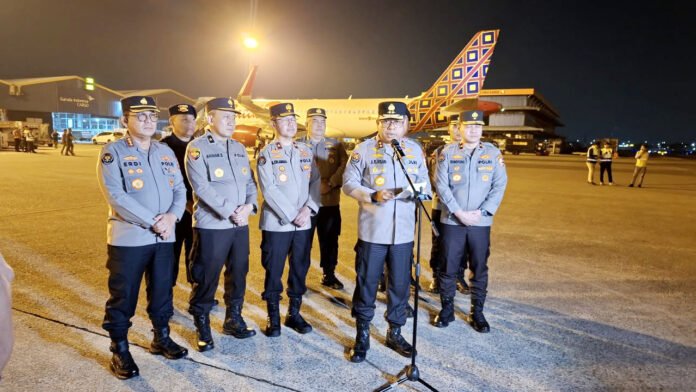 Personel Polri mengikuti apel pemberangkatan untuk mendukung penanganan gempa di Flores, Nusa Tenggara Timur. Foto: Polri Personel Polri mengikuti apel pemberangkatan untuk mendukung penanganan gempa di Flores, Nusa Tenggara Timur. Foto: Polri