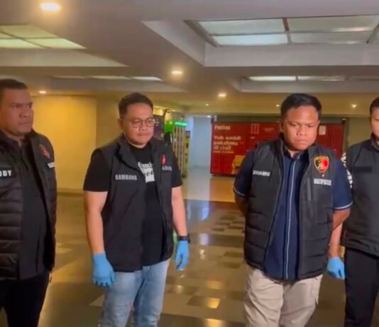 Polri Bongkar Jalur Emas Tambang Ilegal ke Dubai, Dua WNA India Diamankan Bareskrim Polri mengamankan barang bukti emas dan residu pengolahan dalam pengungkapan dugaan jaringan tambang ilegal di Jakarta. Foto: Bareskrim