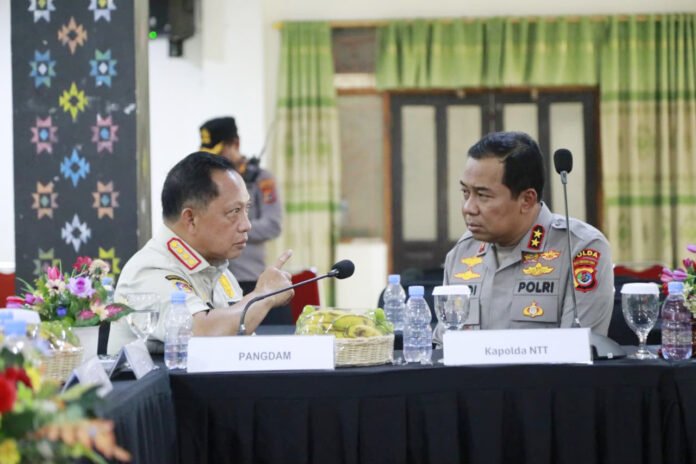 Petugas gabungan melakukan penanganan dan evakuasi pascagempa M7,7 di wilayah Flores, Nusa Tenggara Timur. Foto: Istimewa