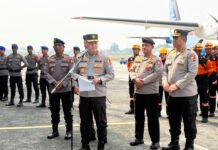 Polri Kirim 10 K9 dan 3,4 Ton Bantuan untuk Korban Gempa NTT Tim K9 Polri bersama bantuan kemanusiaan diberangkatkan dari Pondok Cabe menuju Labuan Bajo untuk mendukung penanganan gempa NTT. Foto: Polri