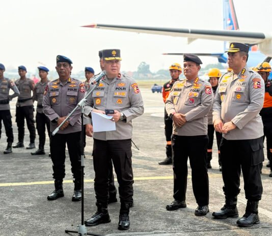 Polri Kirim 10 K9 dan 3,4 Ton Bantuan untuk Korban Gempa NTT Tim K9 Polri bersama bantuan kemanusiaan diberangkatkan dari Pondok Cabe menuju Labuan Bajo untuk mendukung penanganan gempa NTT. Foto: Polri