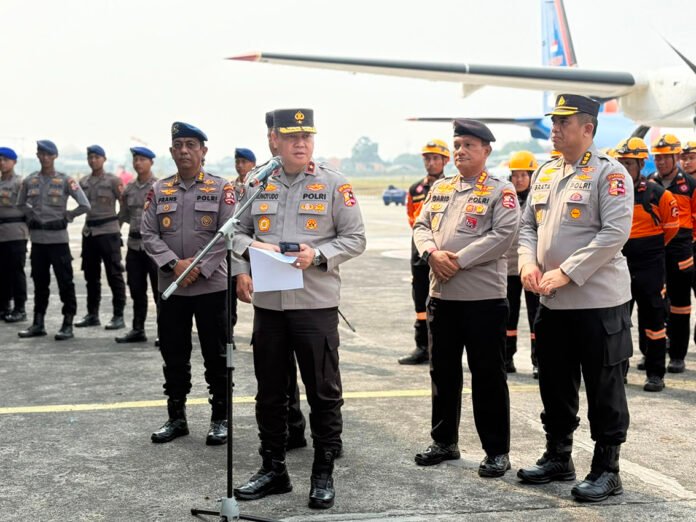 Tim K9 Polri bersama bantuan kemanusiaan diberangkatkan dari Pondok Cabe menuju Labuan Bajo untuk mendukung penanganan gempa NTT. Foto: Polri Tim K9 Polri bersama bantuan kemanusiaan diberangkatkan dari Pondok Cabe menuju Labuan Bajo untuk mendukung penanganan gempa NTT. Foto: Polri