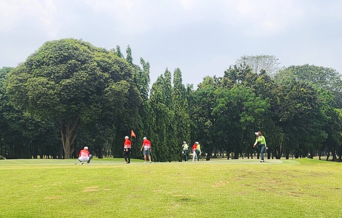 Peserta mengikuti pertandingan HWS Golf Series 2 di lapangan Jakarta Golf Club. Foto: Harnas.id/Utami Setio