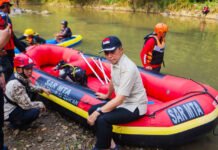 Bayu Zulkarnaen Belum Ditemukan, Dedie Rachim Dampingi Keluarga di Tengah Pencarian Sungai Cisadane Wali Kota Bogor Dedie A. Rachim meninjau proses pencarian Bayu Zulkarnaen di aliran Sungai Cisadane, Bogor. Foto: Pemkot Bogor