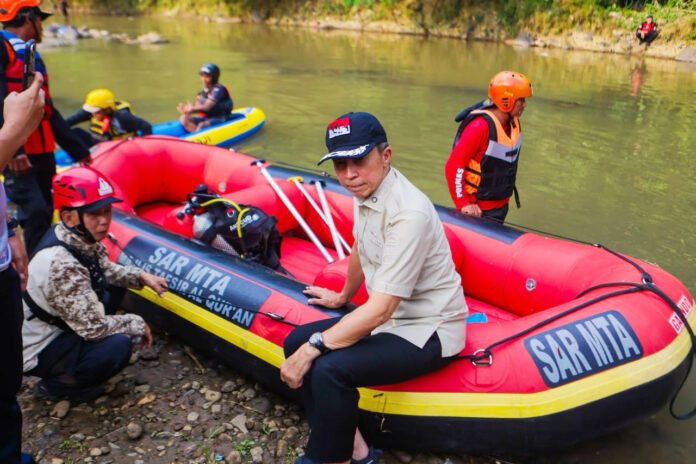 Wali Kota Bogor Dedie A. Rachim meninjau proses pencarian Bayu Zulkarnaen di aliran Sungai Cisadane, Bogor. Foto: Pemkot Bogor Wali Kota Bogor Dedie A. Rachim meninjau proses pencarian Bayu Zulkarnaen di aliran Sungai Cisadane, Bogor. Foto: Pemkot Bogor