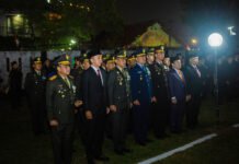 Dedie-Jenal Hadiri Renungan Suci HUT RI ke-81 di TMP Dreded Bogor Wali Kota Bogor Dedie Rachim bersama jajaran menghadiri Apel Kehormatan dan Renungan Suci di TMP Dreded. Foto: Pemkot Bogor