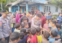 17 Anak Korban Gempa di Ende Ikuti Trauma Healing, Polres Bantu Pulihkan Rasa Aman Polres Ende memberikan pendampingan trauma healing kepada anak-anak terdampak gempa di Desa Lokoboko, Kabupaten Ende. Foto: Polri