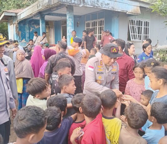 17 Anak Korban Gempa di Ende Ikuti Trauma Healing, Polres Bantu Pulihkan Rasa Aman Polres Ende memberikan pendampingan trauma healing kepada anak-anak terdampak gempa di Desa Lokoboko, Kabupaten Ende. Foto: Polri