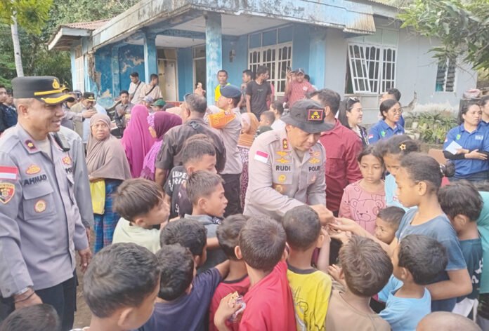 Polres Ende memberikan pendampingan trauma healing kepada anak-anak terdampak gempa di Desa Lokoboko, Kabupaten Ende. Foto: Polri