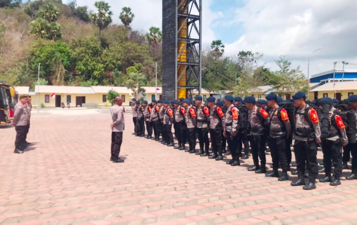 Personel Brimob Polri bergerak menuju wilayah terdampak gempa di Nusa Tenggara Timur untuk mendukung operasi SAR dan kemanusiaan. Foto: Brimob