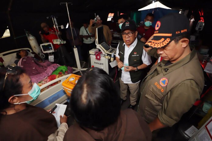 Kondisi RSUD Manggarai setelah terdampak gempa bumi M7,7 di Flores, Nusa Tenggara Timur. Foto: BNPB