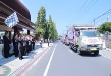 Polri Kirim 44 Truk Bantuan ke Flores di Hari Kemerdekaan, Logistik hingga Tim Trauma Healing Dikerahkan Polri mengirim bantuan kemanusiaan untuk masyarakat terdampak gempa di Flores, Nusa Tenggara Timur. Foto: Polri