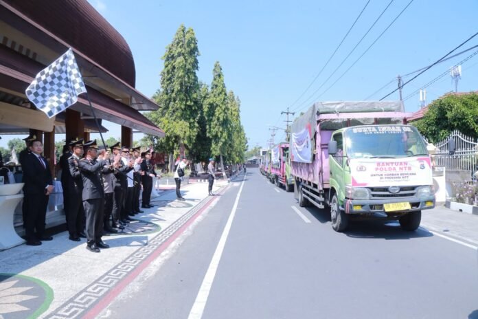 Polri mengirim bantuan kemanusiaan untuk masyarakat terdampak gempa di Flores, Nusa Tenggara Timur. Foto: Polri