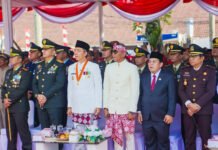 HUT ke-81 RI di Bogor, Dedie Rachim Ingatkan Persatuan di Tengah Tantangan Zaman Wali Kota Bogor Dedie A. Rachim menjadi inspektur upacara HUT ke-81 RI di Lapangan Sempur, Kota Bogor. Foto: Pemkot Bogor
