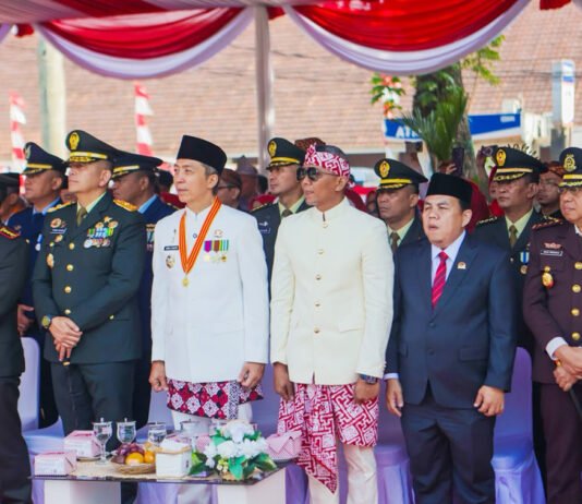 HUT ke-81 RI di Bogor, Dedie Rachim Ingatkan Persatuan di Tengah Tantangan Zaman Wali Kota Bogor Dedie A. Rachim menjadi inspektur upacara HUT ke-81 RI di Lapangan Sempur, Kota Bogor. Foto: Pemkot Bogor