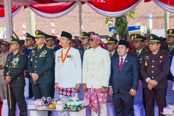 Wali Kota Bogor Dedie A. Rachim menjadi inspektur upacara HUT ke-81 RI di Lapangan Sempur, Kota Bogor. Foto: Pemkot Bogor Wali Kota Bogor Dedie A. Rachim menjadi inspektur upacara HUT ke-81 RI di Lapangan Sempur, Kota Bogor. Foto: Pemkot Bogor