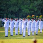Paskibraka Kota Bogor menjalankan prosesi penaikan bendera Merah Putih pada upacara HUT ke-81 RI di Lapangan Sempur. Foto: Pemkot Bogor