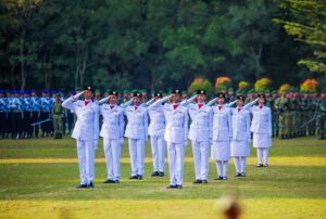 Paskibraka Kota Bogor menjalankan prosesi penaikan bendera Merah Putih pada upacara HUT ke-81 RI di Lapangan Sempur. Foto: Pemkot Bogor