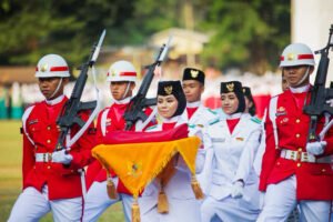 Paskibraka Kota Bogor menjalankan prosesi penaikan bendera Merah Putih pada upacara HUT ke-81 RI di Lapangan Sempur. Foto: Pemkot Bogor
