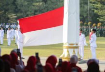 HUT ke-81 RI di Bogor, Paskibraka Sukses Jalankan Misi Penaikan Sang Merah Putih Paskibraka Kota Bogor menjalankan prosesi penaikan bendera Merah Putih pada upacara HUT ke-81 RI di Lapangan Sempur. Foto: Pemkot Bogor