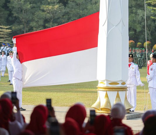 HUT ke-81 RI di Bogor, Paskibraka Sukses Jalankan Misi Penaikan Sang Merah Putih Paskibraka Kota Bogor menjalankan prosesi penaikan bendera Merah Putih pada upacara HUT ke-81 RI di Lapangan Sempur. Foto: Pemkot Bogor