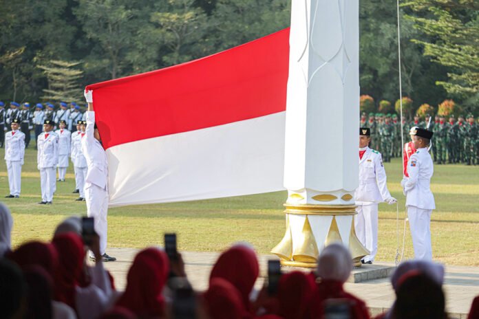 Paskibraka Kota Bogor menjalankan prosesi penaikan bendera Merah Putih pada upacara HUT ke-81 RI di Lapangan Sempur. Foto: Pemkot Bogor